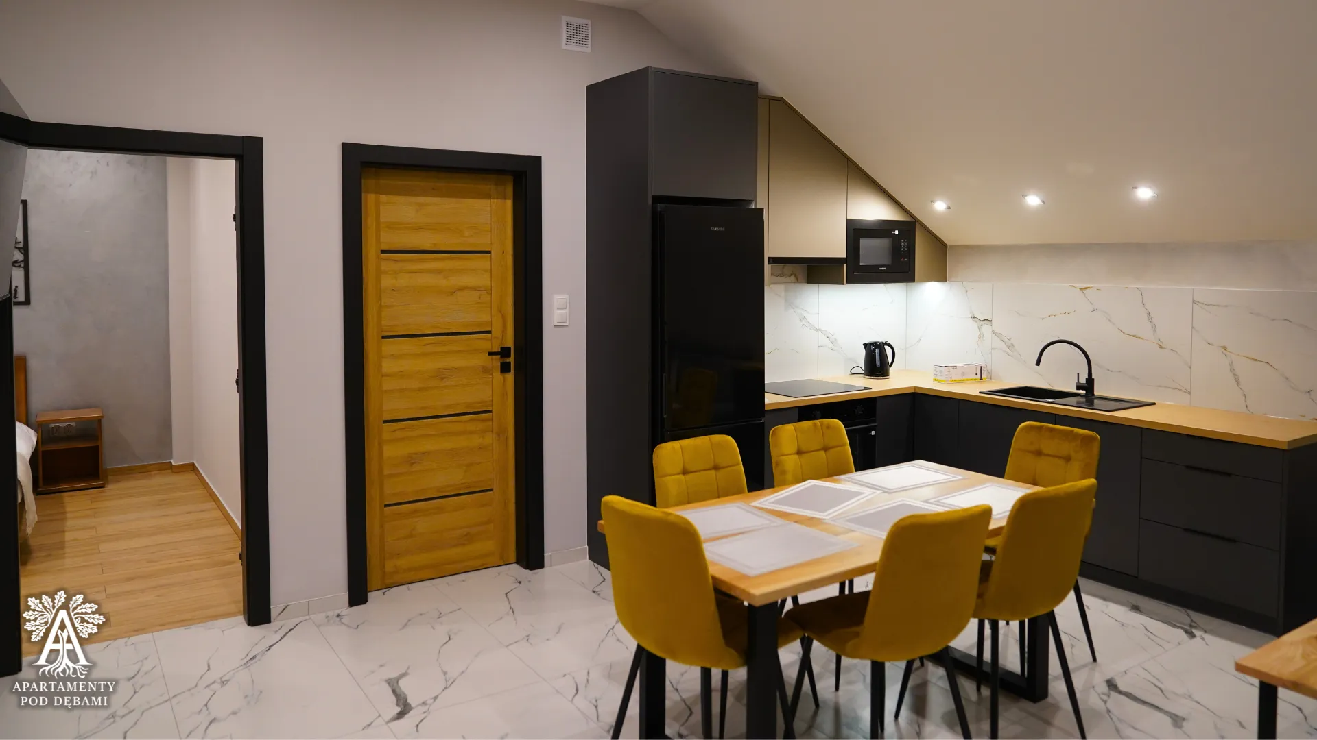 Wyposażona kuchnia z częścią jadalną w apartamencie