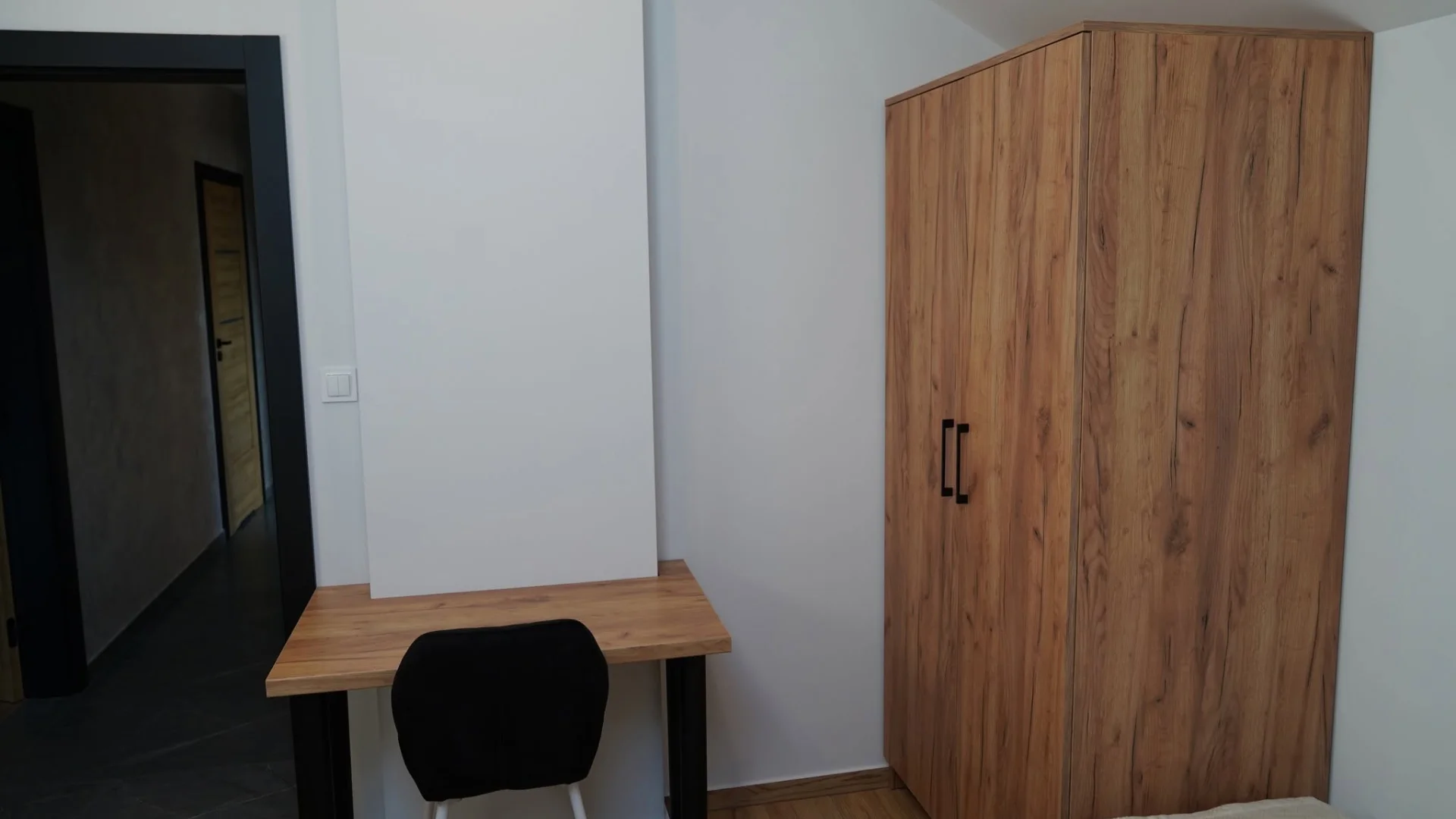 Osobne biurko do pracy zdalnej w apartamencie